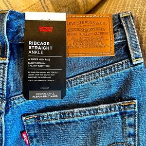 Levi’s Ribcage Straight Ankle Jeans